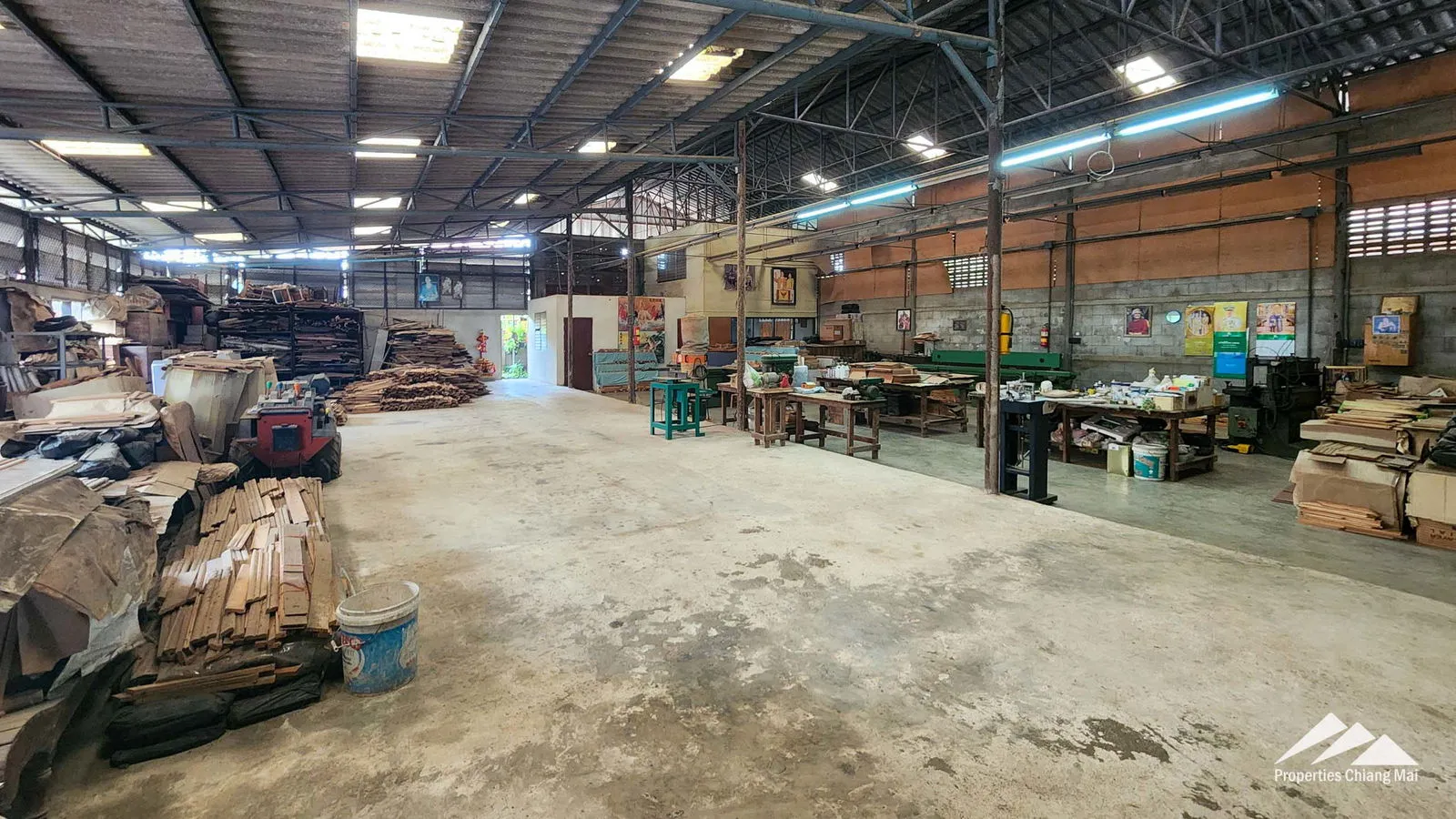 Warehouse For Sale Only 240m Off Of The Super Highway — photo 9 of 19