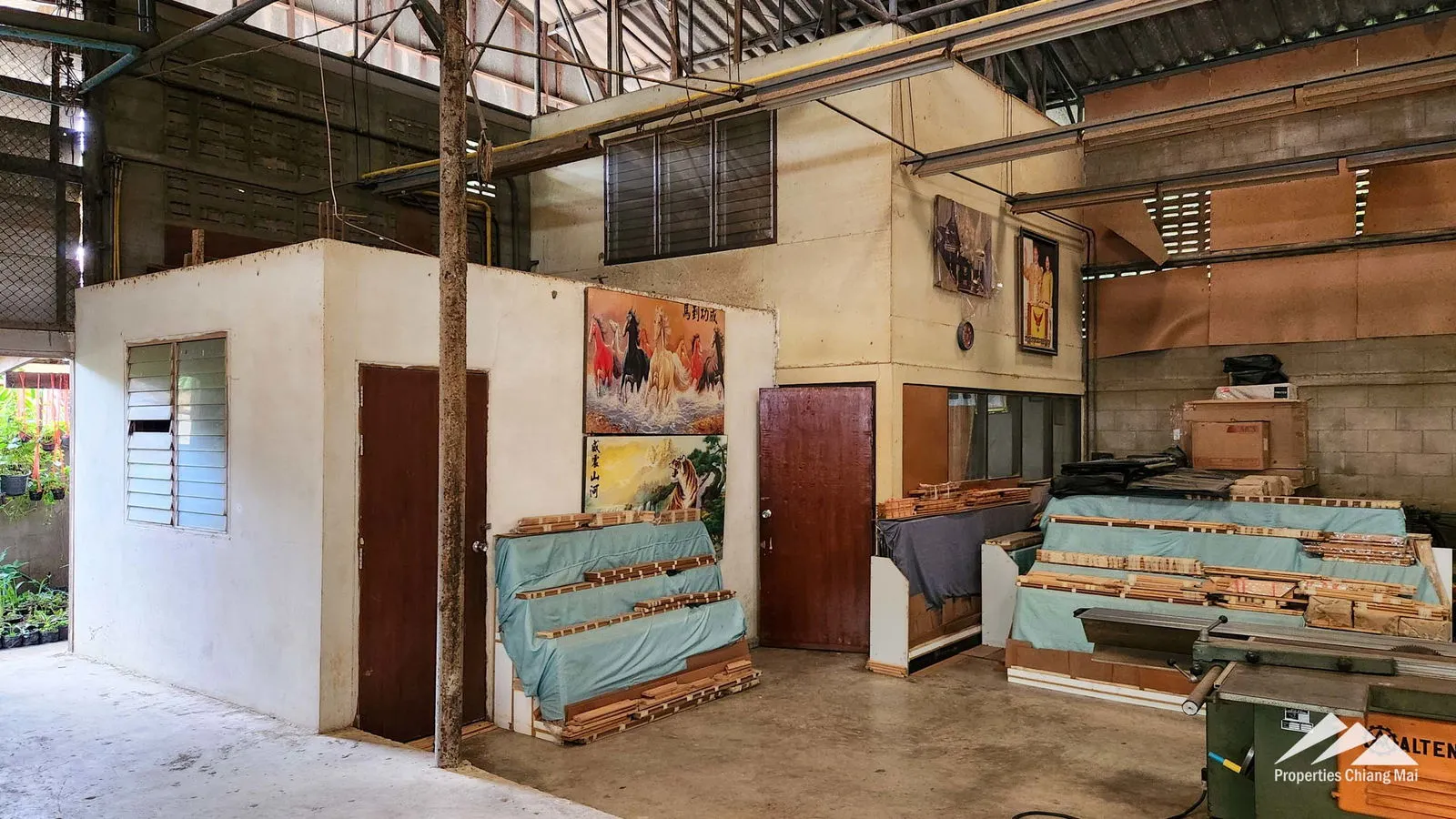 Warehouse For Sale Only 240m Off Of The Super Highway — photo 10 of 19