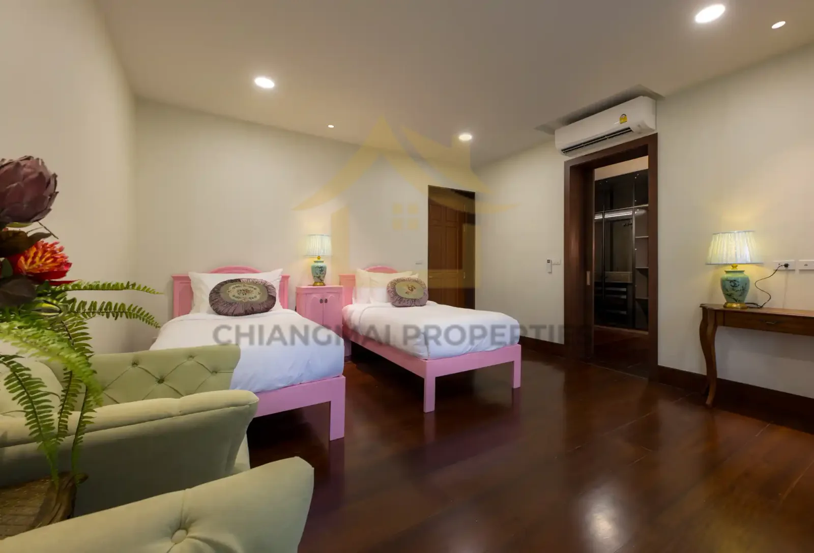 Luxury Pool Villa Saraphi Chiang Mai | Near Varee School — photo 1 of 11