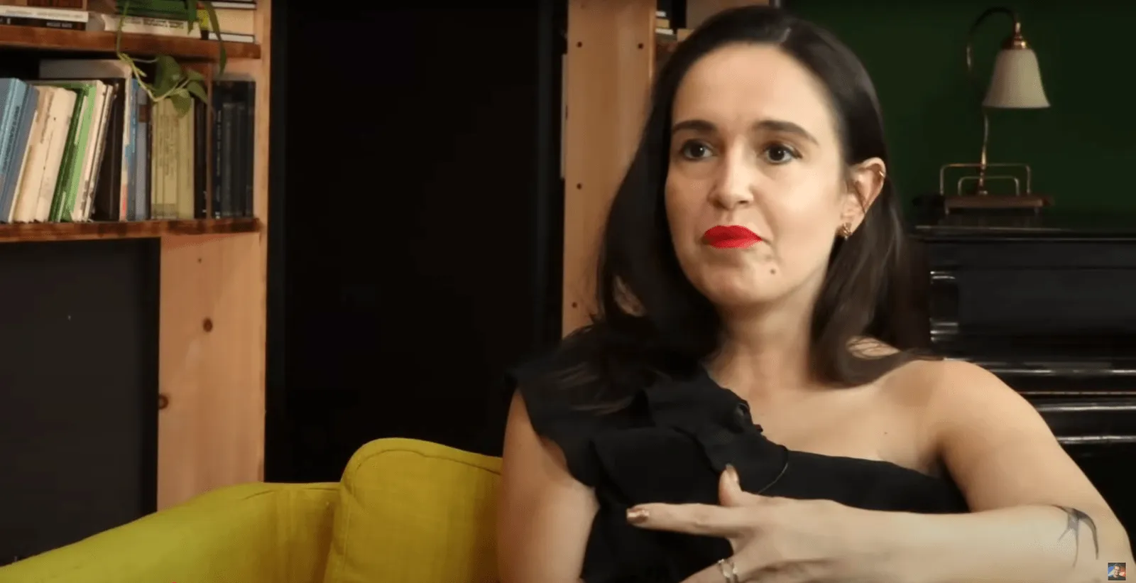 žena při rozhovoru s Jardou Jirákem ve studiu