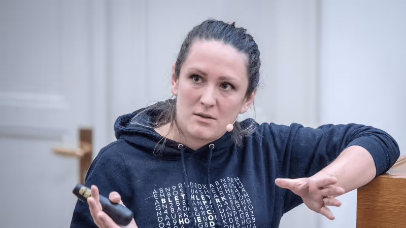 Sara Polák přednáší o umělé inteligenci na FF UK
