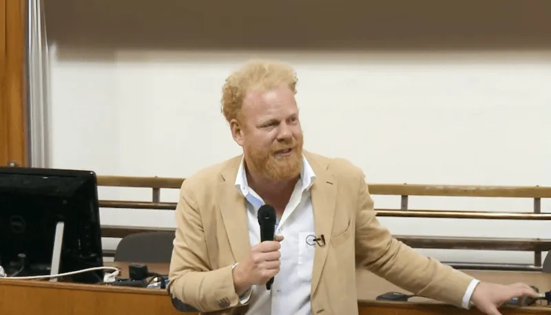tomáš sedláček na přednášce
