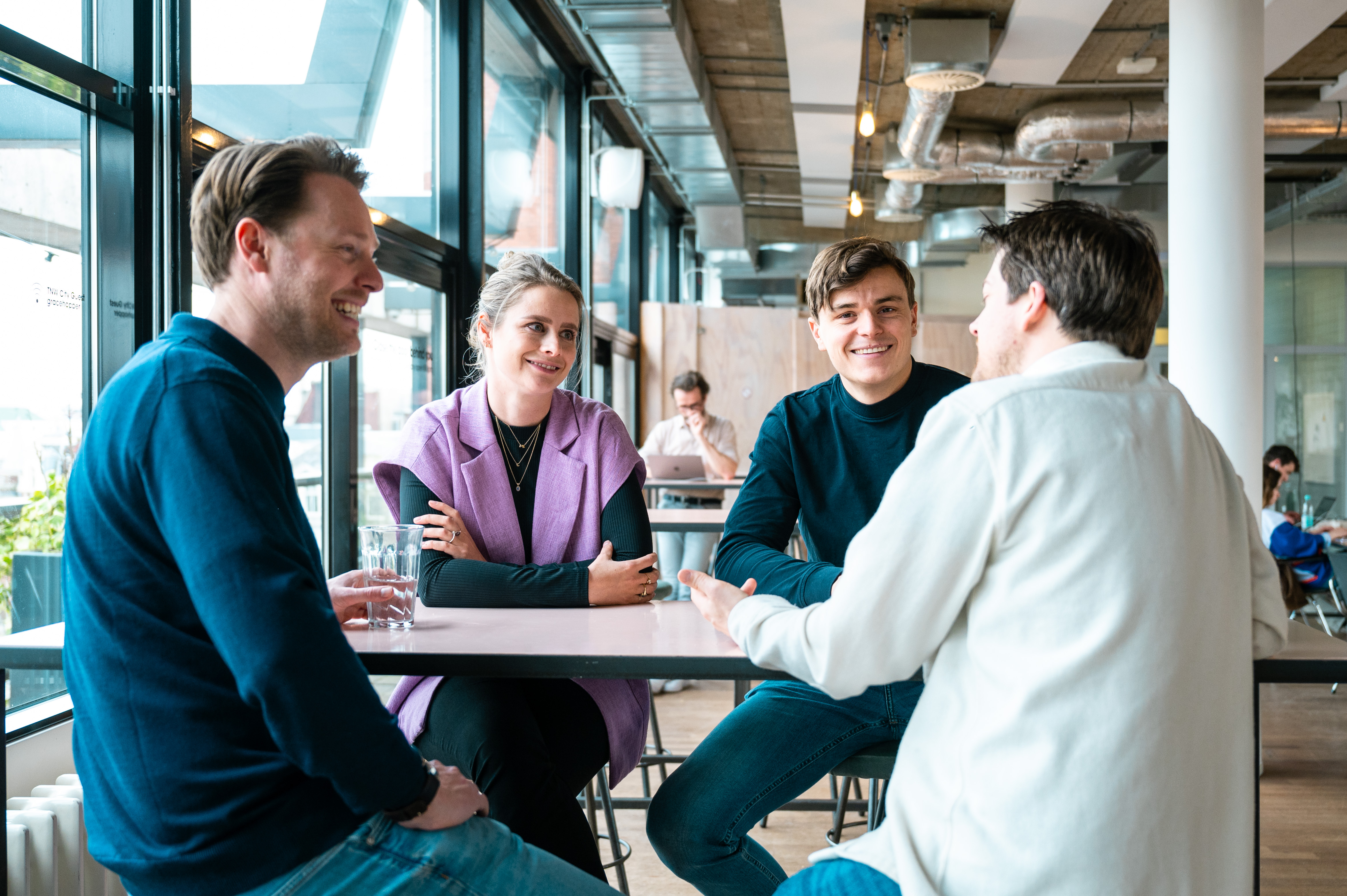Mensen aan tafel in gesprek