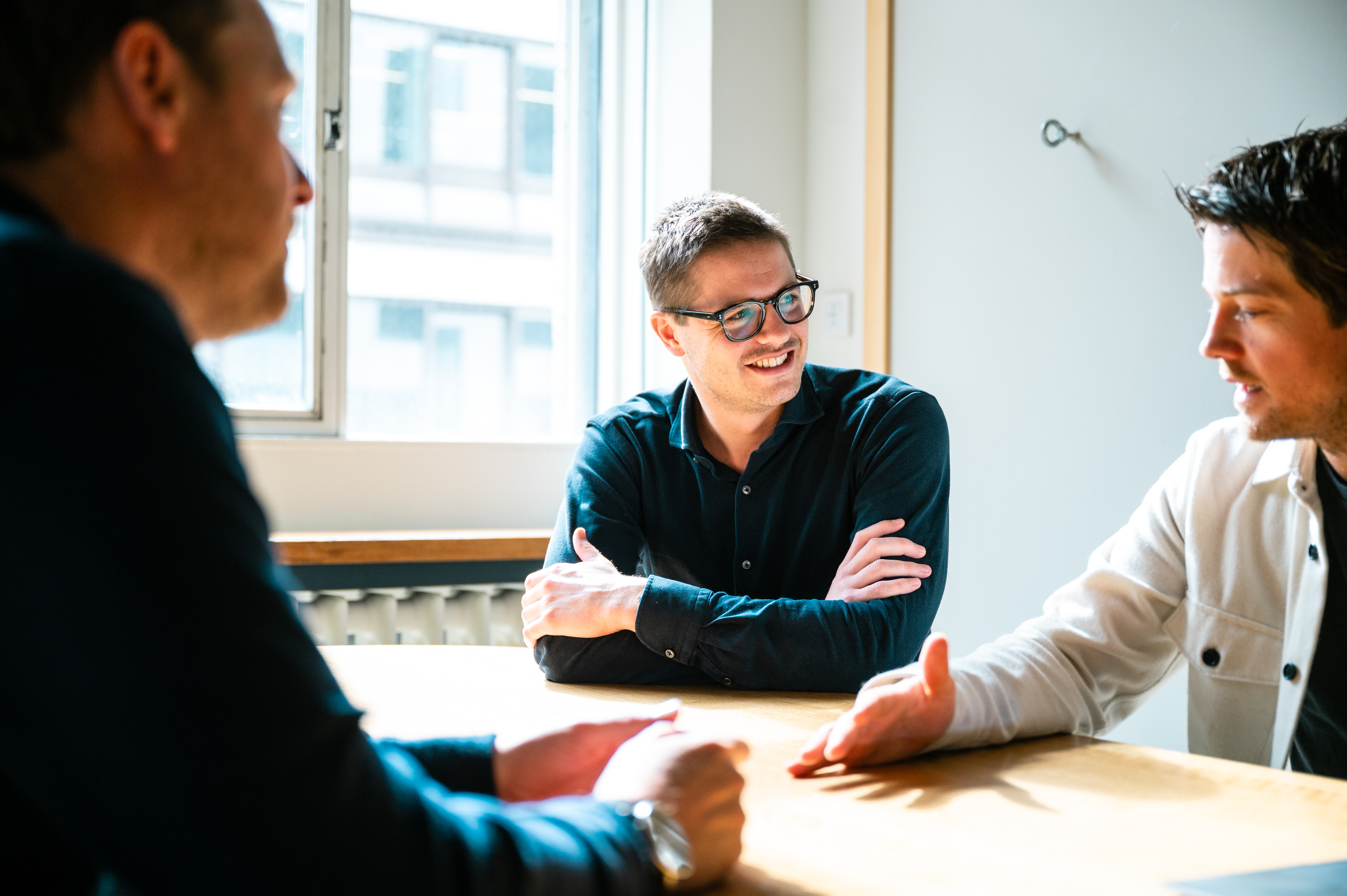 Mannen in gesprek aan tafel