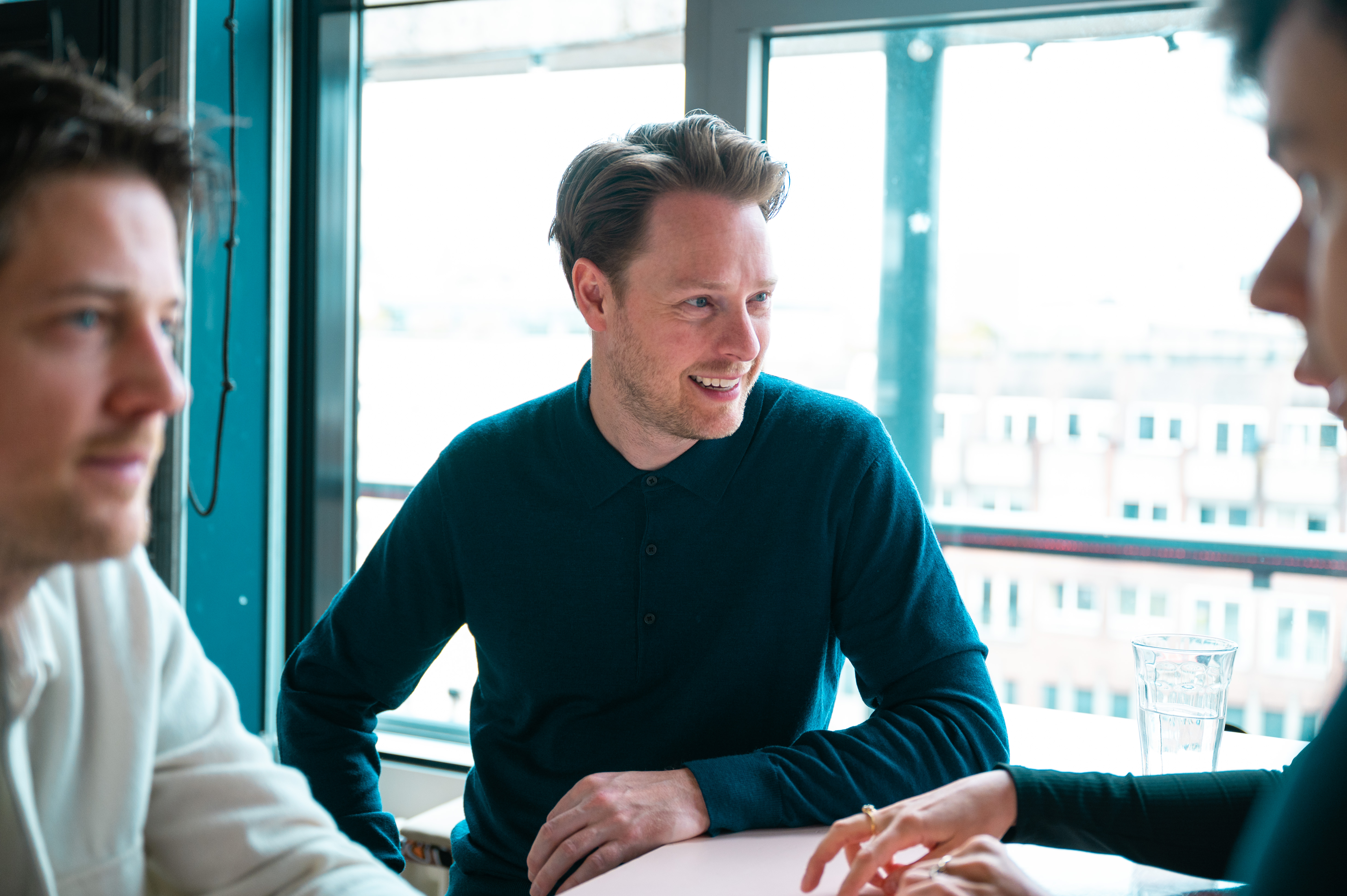 Man luistert naar gesprek