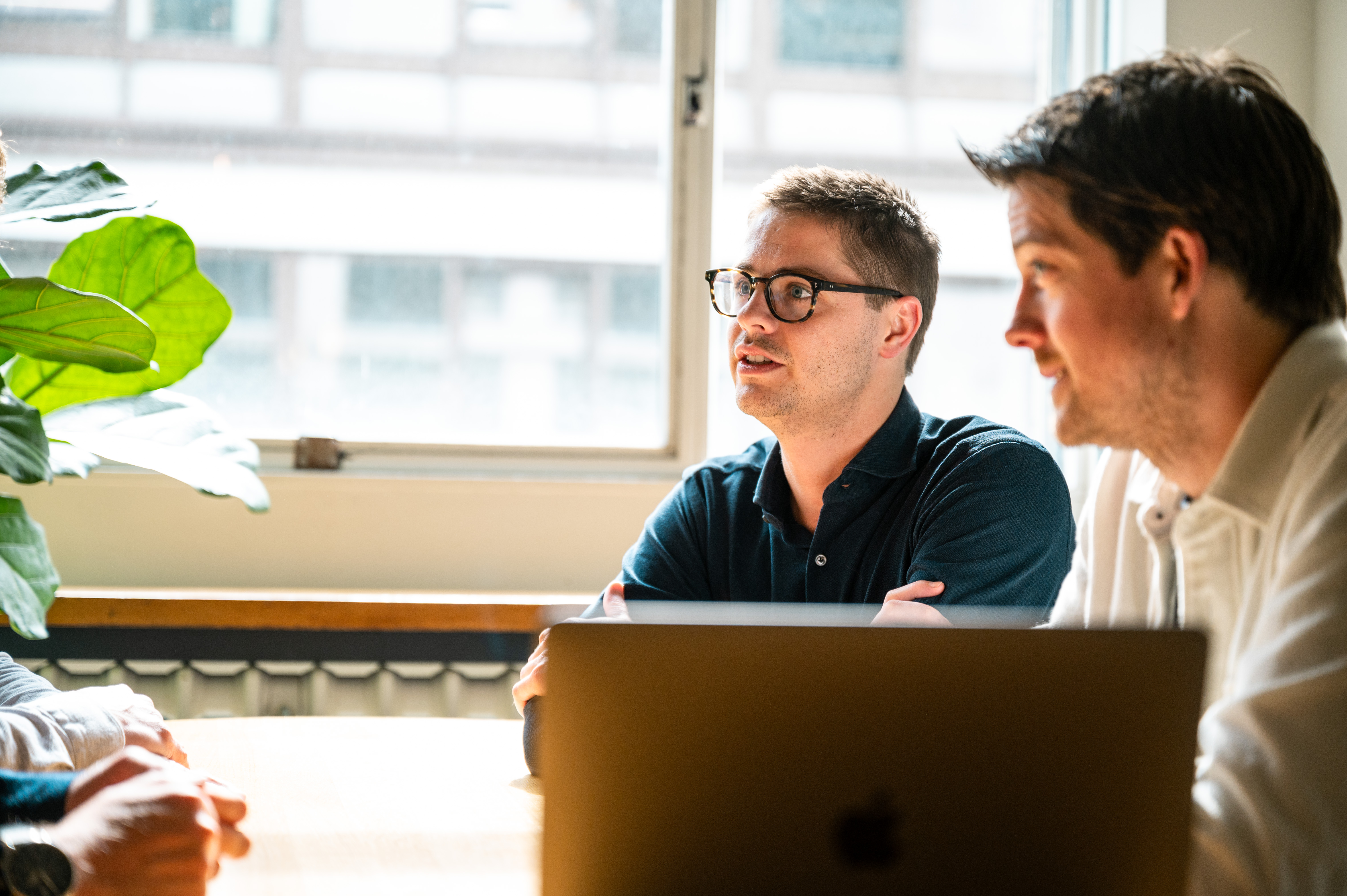 Mannen in gesprek aan tafel