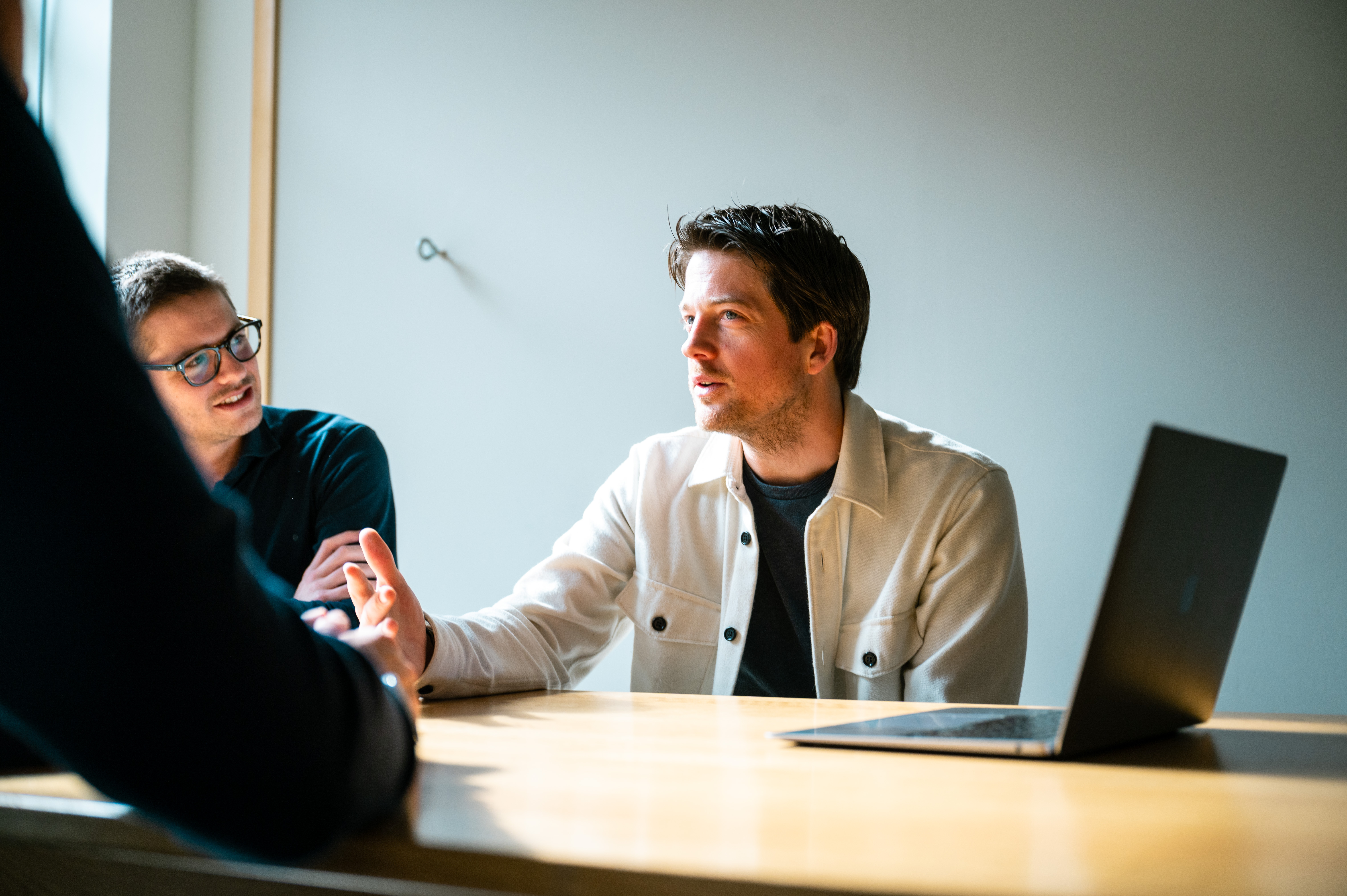 Man vertelt iets aan tafel