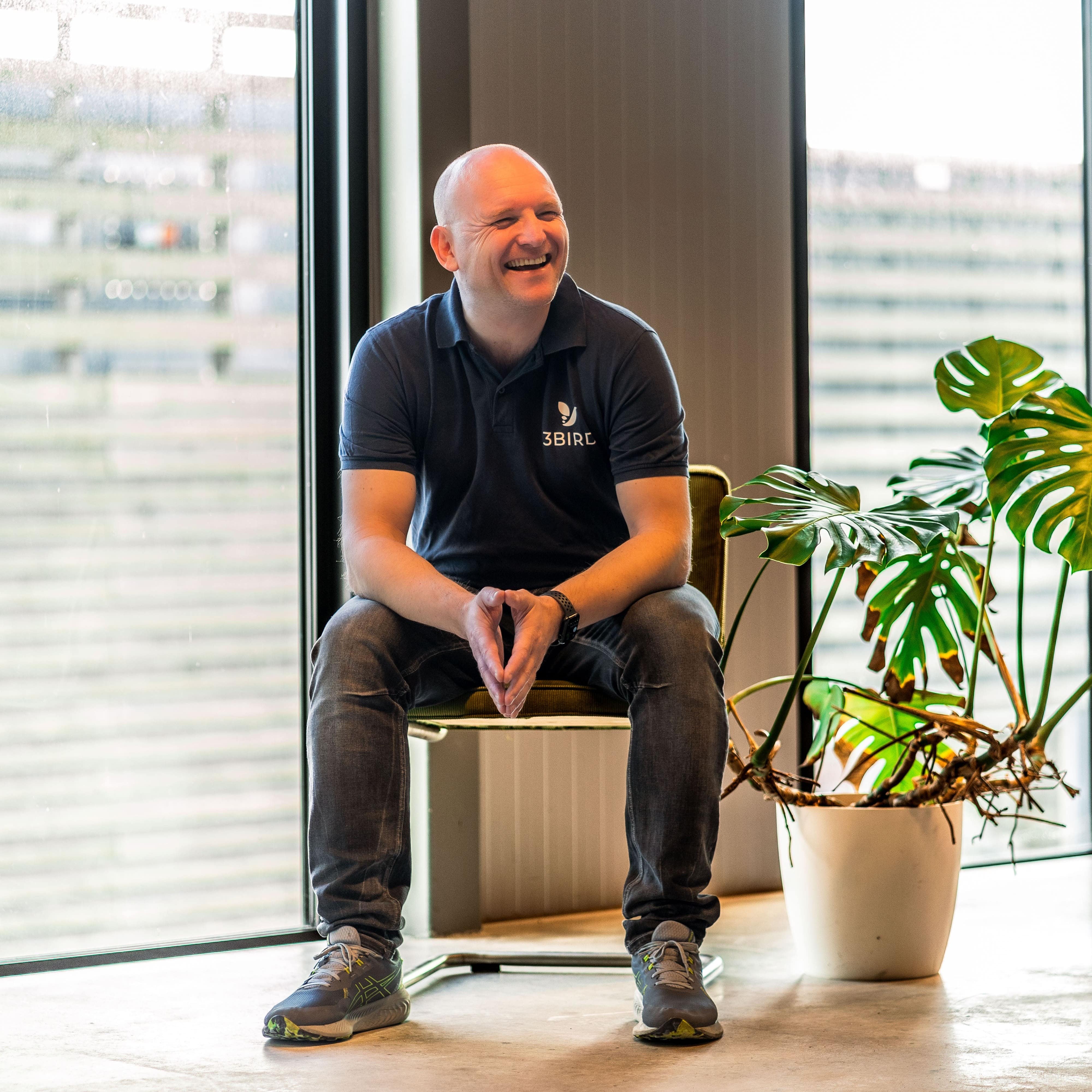 Man luistert naar gesprek aan tafel