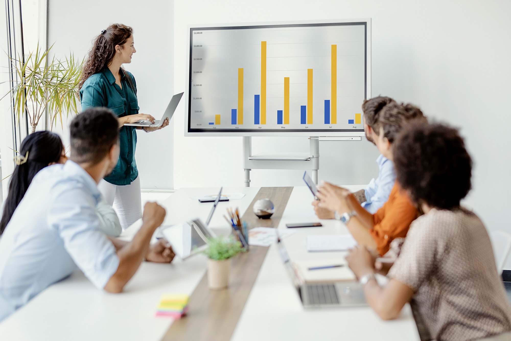 Avocats d'entreprise, professionnels travaillant autour d'une table