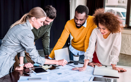 Quatres professionnels travaillant autour d'une table