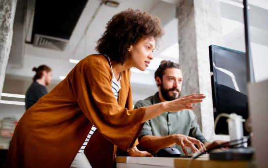 Professionnels travaillant sur leur ordinateur dans un bureau
