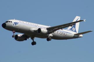 Airbus A320-211 d'Air France décoré "à l'ancienne" pour fêter les 75 ans de la compagnie... mais certains passagers ont refusé de monter "dans ce vieil avion" !
