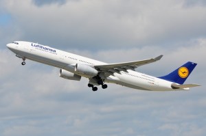 Un A330 de Lufthansa décolle de Dusseldorf. Les longs courriers enropéens sont en concurrence avec les nouveaux venus de la péninsule arabe.
