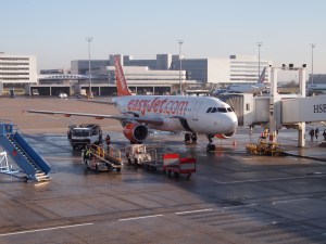 L'Airbus A320, premier avion intégrant la protection de domaine de vol. C'est également le premier appareil pouvant être piloté par seulement deux personnes.