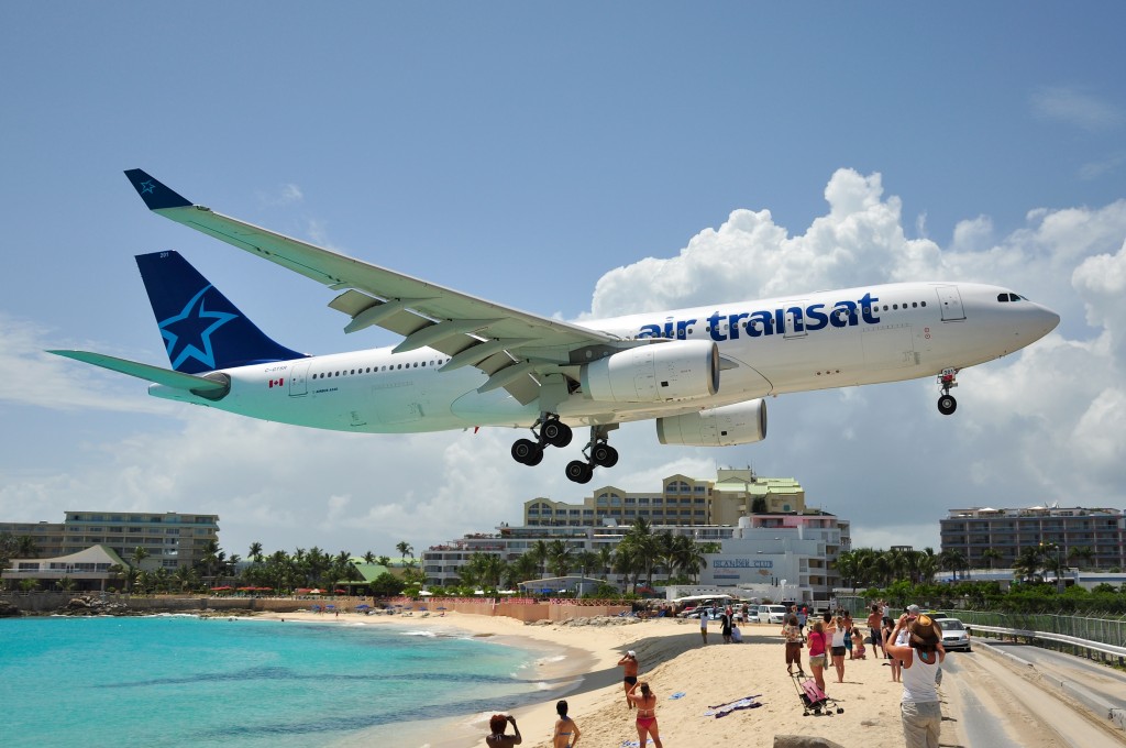 Airbus A330-243 Air Transat C-GTSR à Saint-Martin