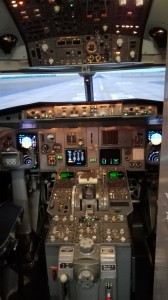 Cockpit d'un Fokker - c'est aussi redondance des systèmes qui donne l'impression qu'il y a des "boutons partout" !