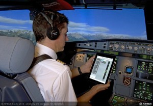 Les pilotes possèdent également une documentation sur laquelle toutes les caractéristiques de tous les aéroports sont indiquées. Ces informations sont également disponibles sur tablette, plus rapides d'accès et plus légères...