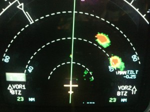 Sur ce radar météorologique, on distingue bien les deux cumulonimbus qui se trouvent à droite de notre trajet. Pas de virage prévu ce jour là ! (Merci à Nabih, pilote A320, pour cette photo)