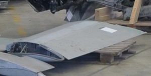 Voilà les dommages sur un flaperon du MH17 après une chute de plus de 10.000m... La destruction de la boite noire prouve que le choc a été bien plus violent.