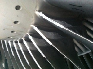 Le givrage des fans du moteur est possible si l'avion reste immobile trop longtemps... C'est dans ce cas qu'on utilise l'air chaud. Merci à Stephane (pilote A320) pour la photo
