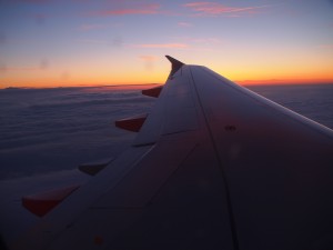 En dehors d'être un moyen de transport, n'oubliez pas que l'avion est surtout un rêve... Vous n'aurez jamais ce paysage ni ce confort en voiture  :)