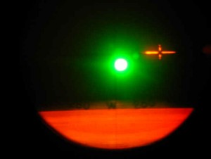 Visée sur le soleil depuis un sextant aéronautique sur avion Nord262... On voit en bas de l'image que le soleil se trouve à l'ouest.