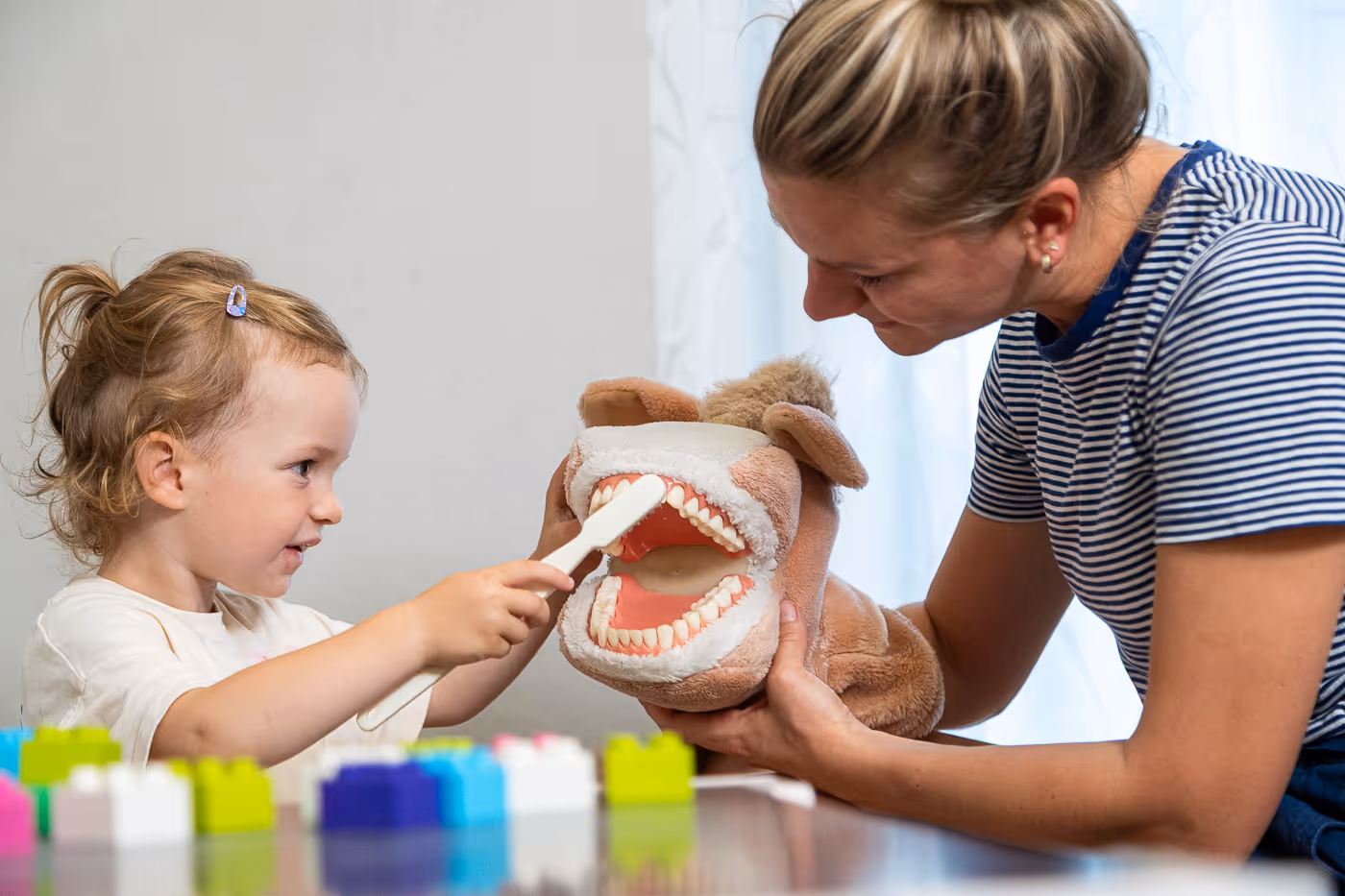 Kind putzt Oscar die Zähne