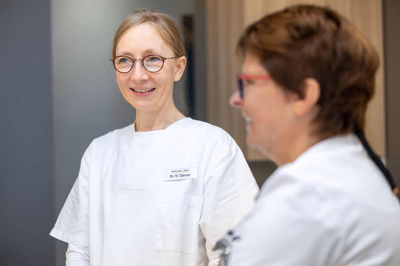 Nicole und Iris freuen sich