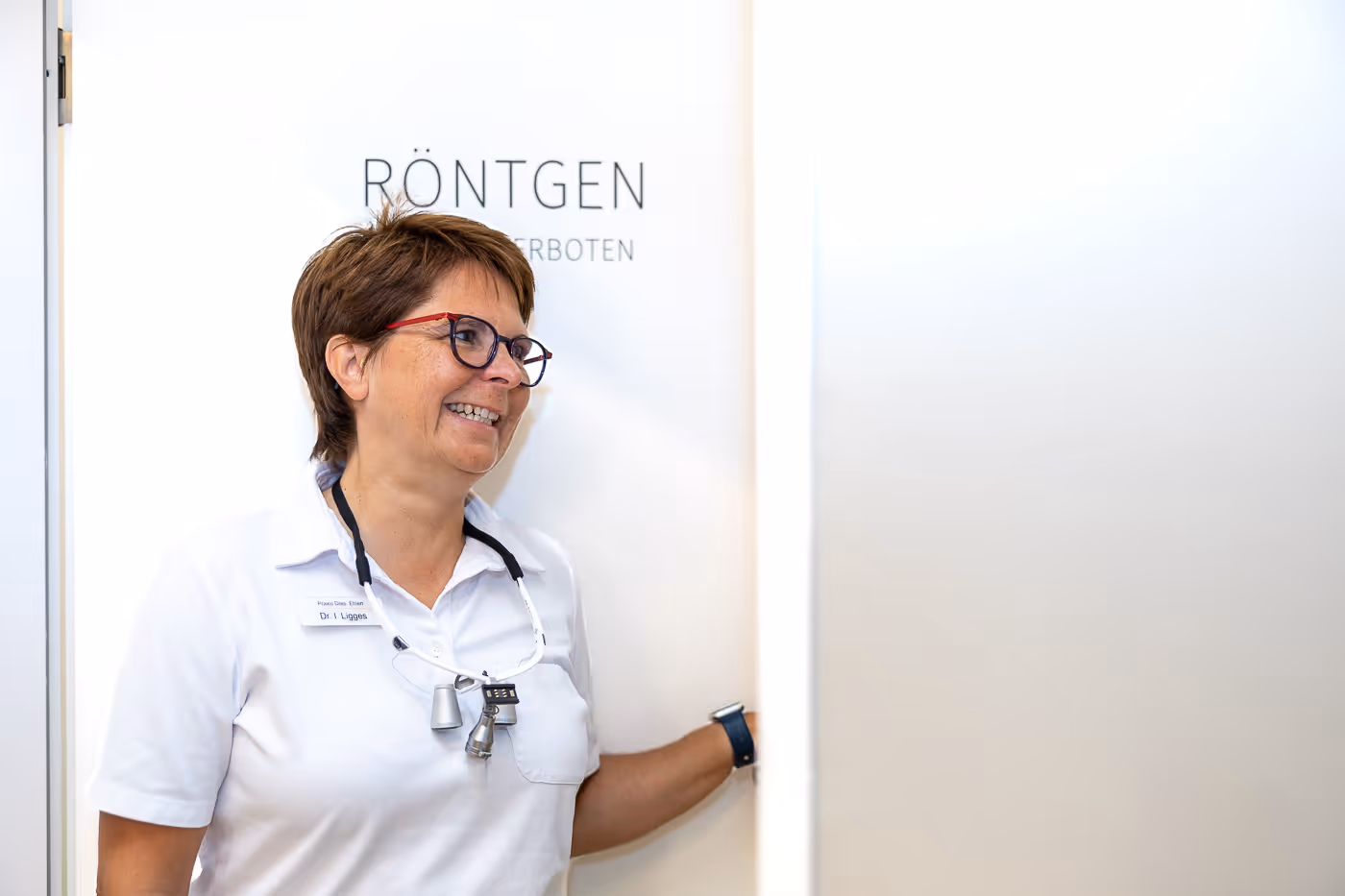 Iris vor Tür zum Röntgen