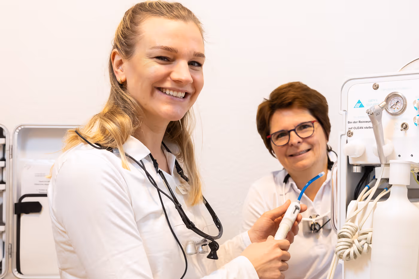 Anne und Iris an der mobilen Einheit im Altenheim