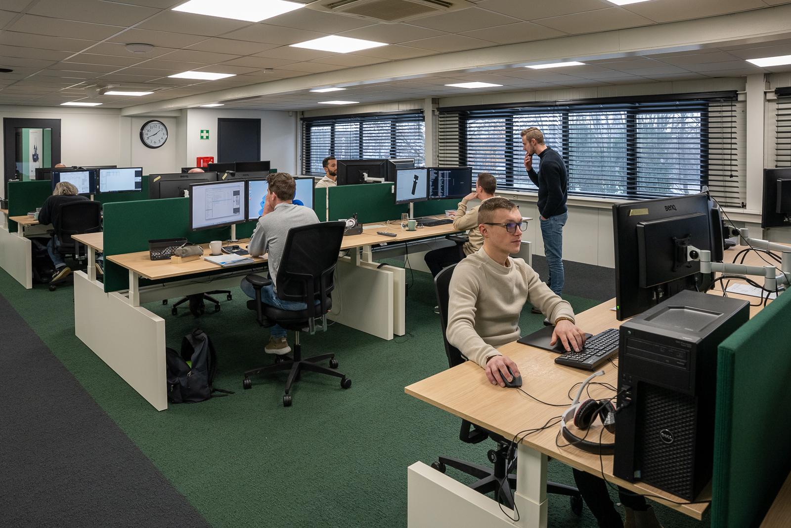 Tekenkamer met meerdere techeuten aan het werk.