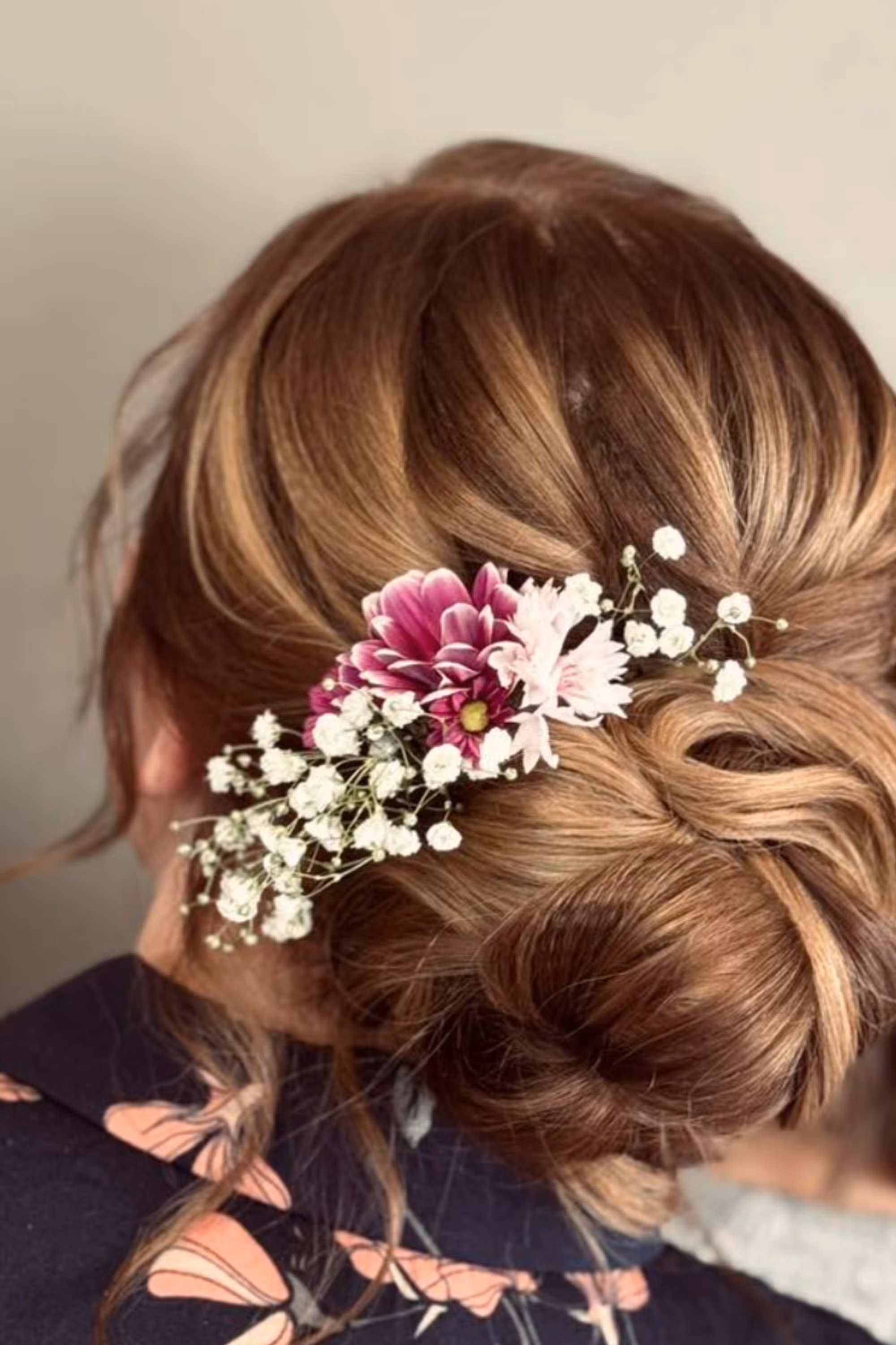 Hoitolan Kauneuspiste Riikka Mikkola asiakkaan juhlakampaus