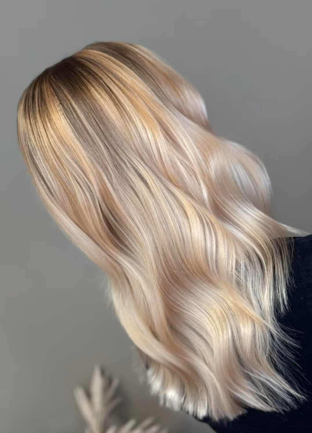 Värjätyt hiukset hoitolassa Kauneuspiste Riikka Mikkola