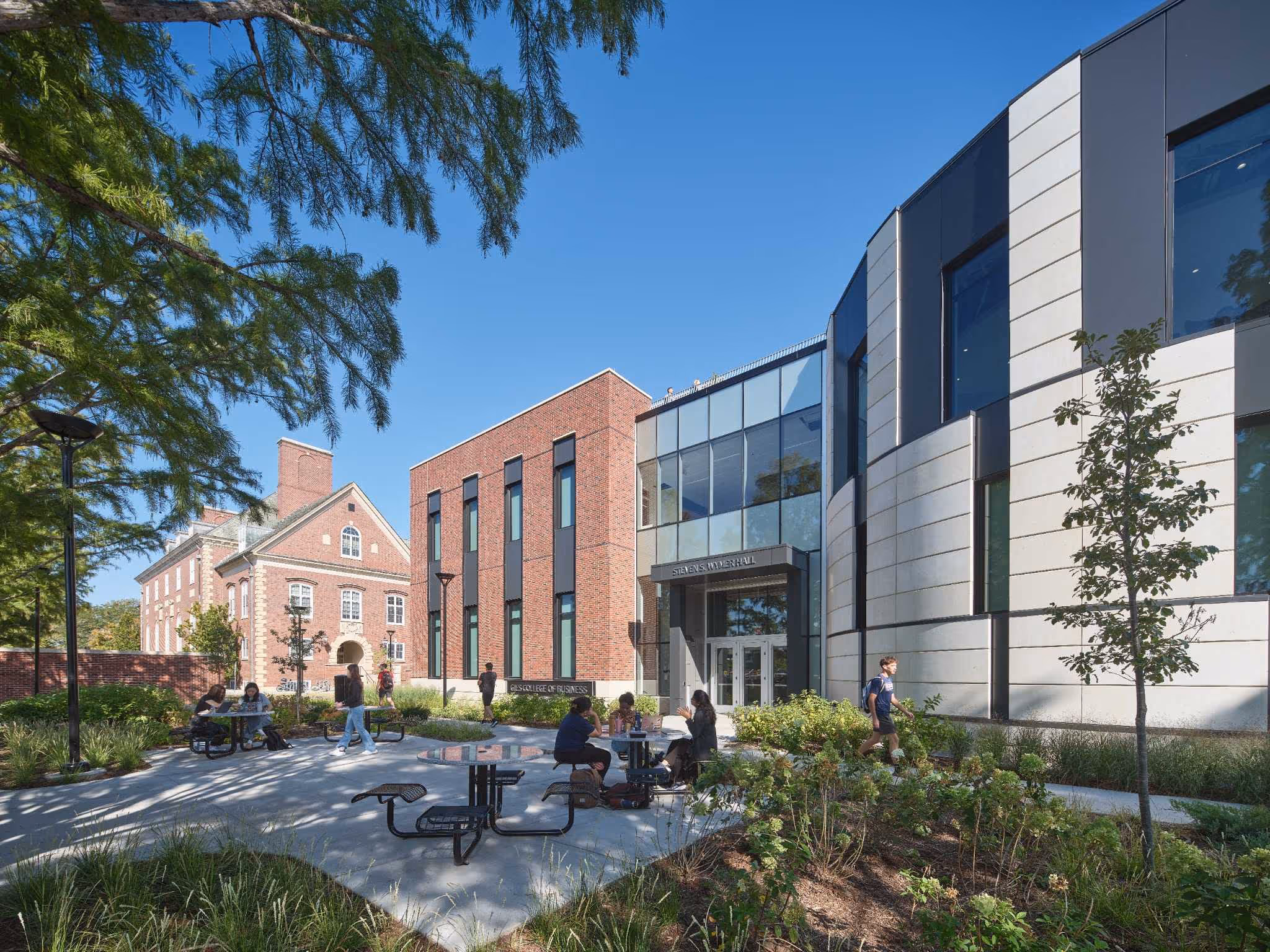 Exterior view of University of Illinois building 