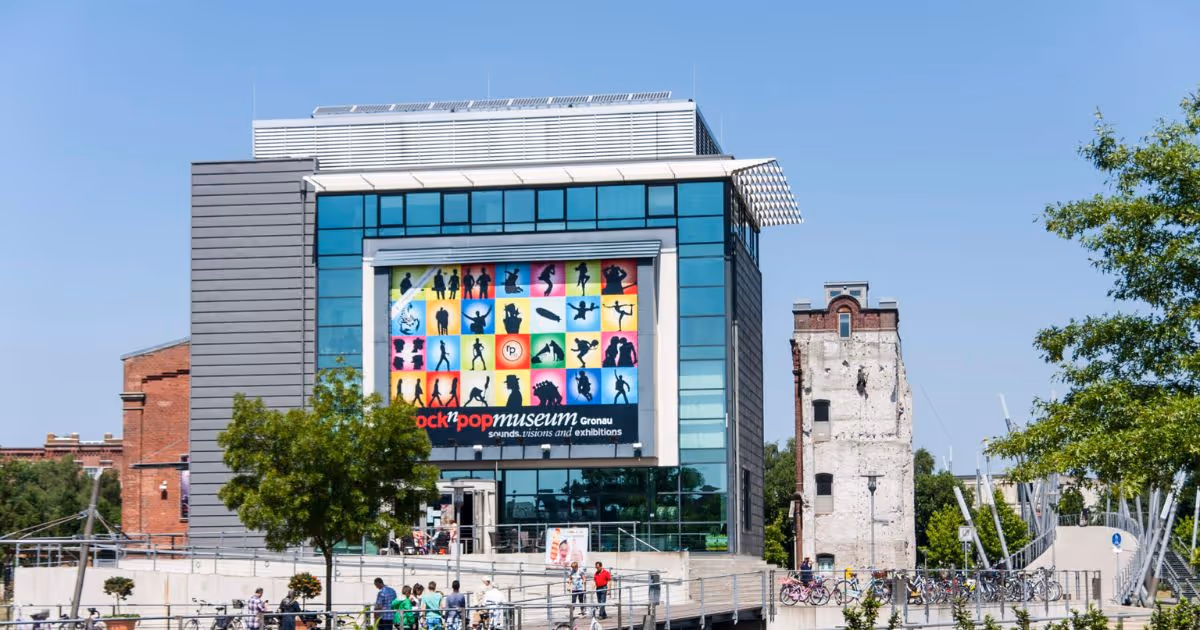 Rockpop Museum mit bunter Ausstellungstafel und moderner Architektur