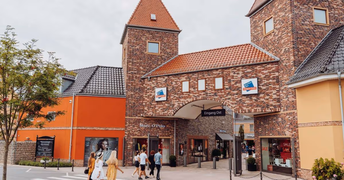 Einkaufszentrum mit Ziegelarchitektur und Geschäften im Freien