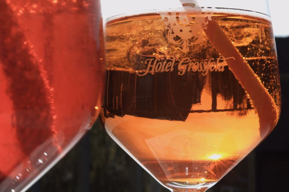 Cocktails mit Eiswürfeln im Hotel Grosjean-Glas mit Sonnenuntergang