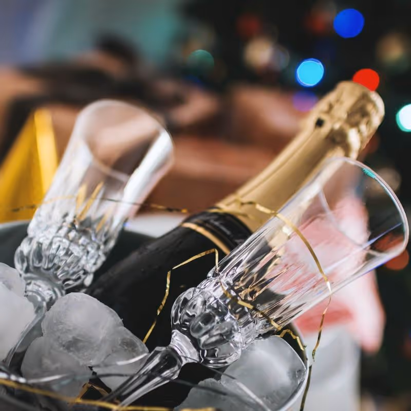 Champagnerflasche und Gläser auf Eis, bereit für die Feier