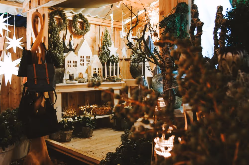 Weihnachtliche Dekoration mit Häusern, Kränzen und Sternen in gemütlicher Atmosphäre