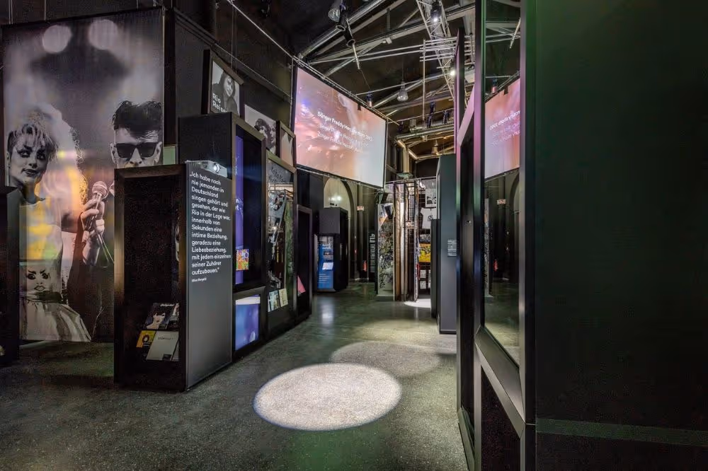 Ausstellungsraum mit Informationstafeln und Bildern über Musikgeschichte