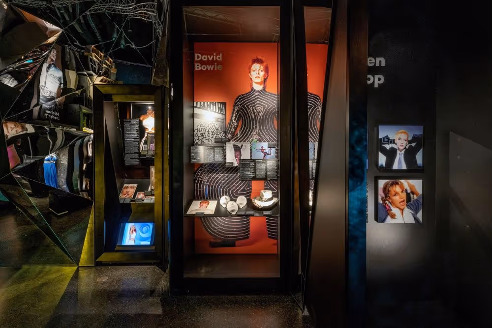 David Bowie Ausstellung mit ikonischem gestreiftem Porträt und Ausstellungsstücken
