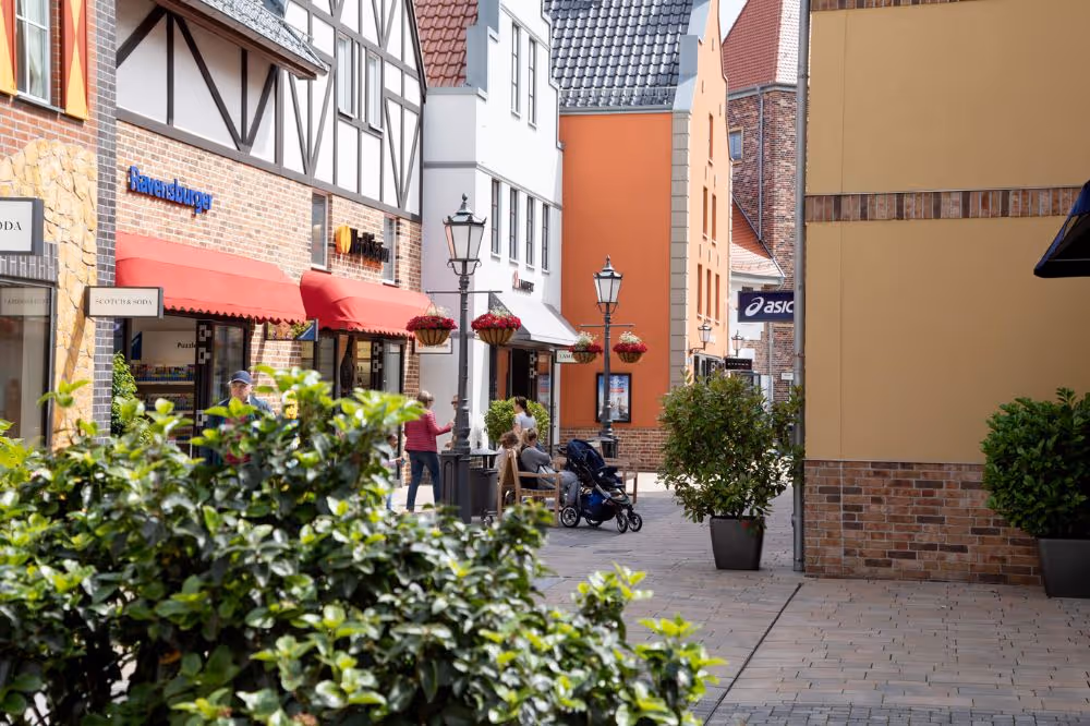 Malerische Einkaufsstraße mit Fachwerkhäusern und Geschäften