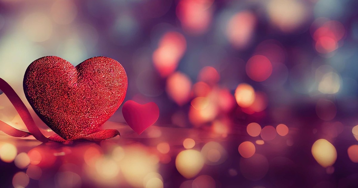 Glitzernde rote Herzen mit verschwommenen Lichtern im Hintergrund