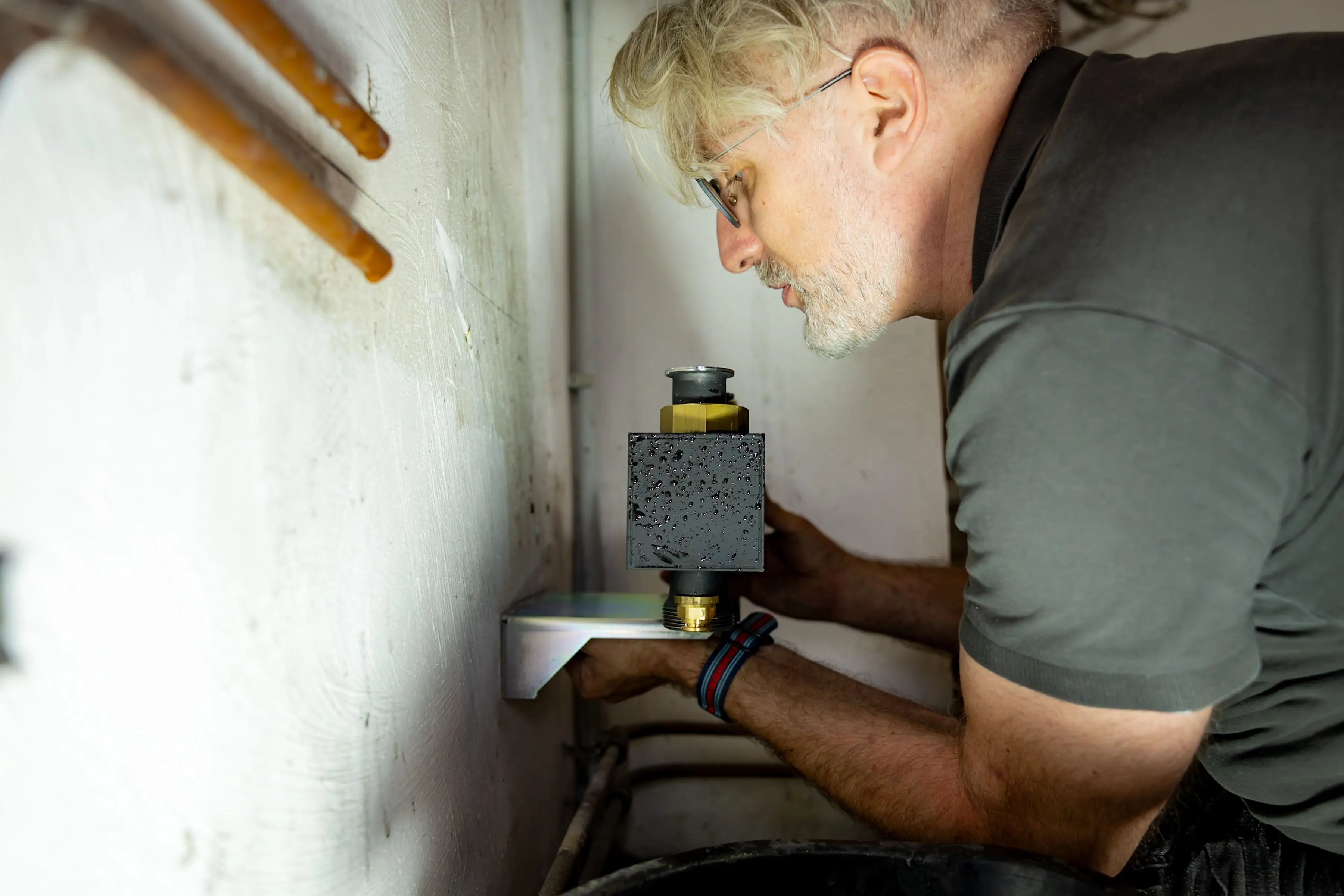 Mitarbeiter von André Viehöver montiert Heizung