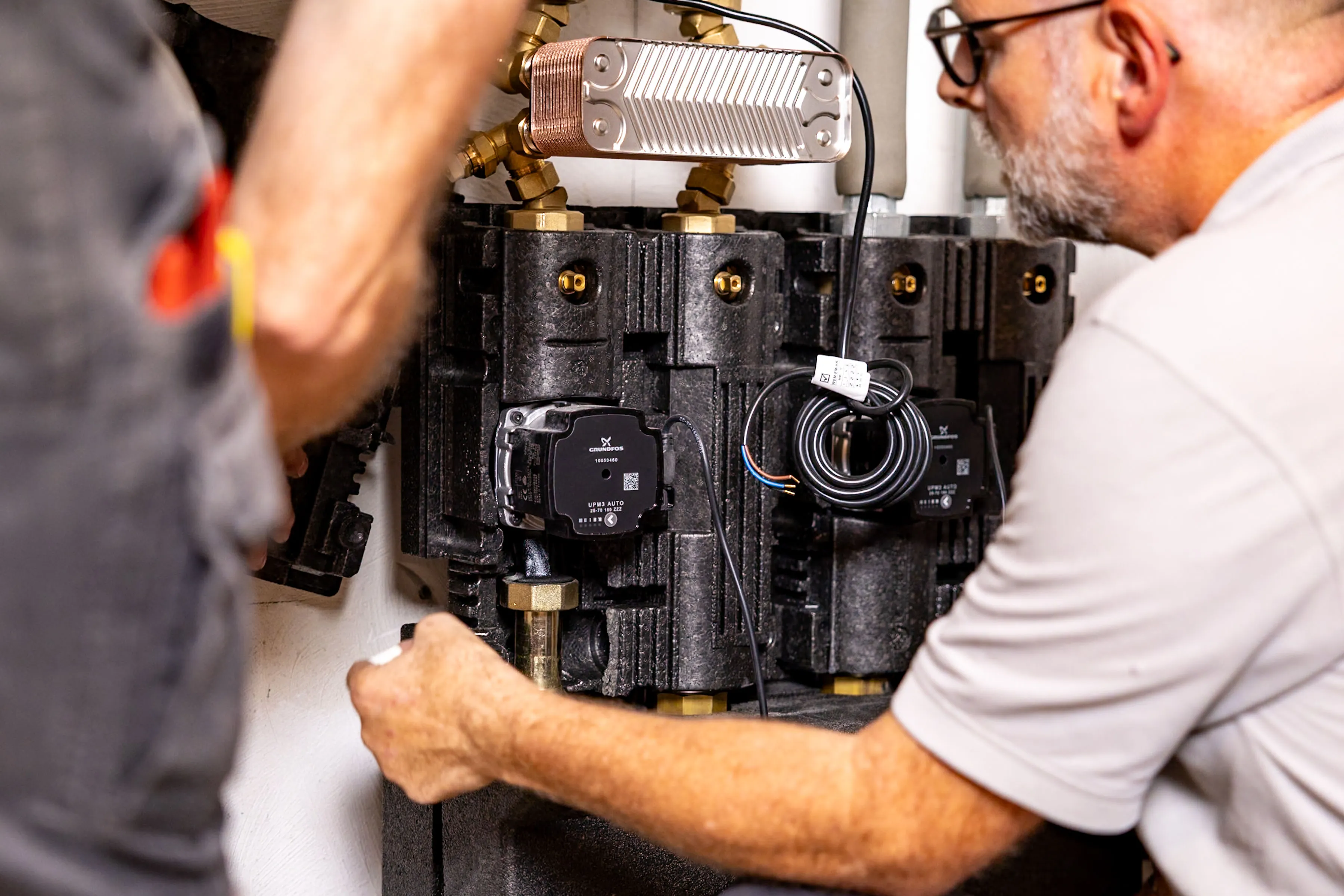 André Viehöver inspiziert Heizungsanlage