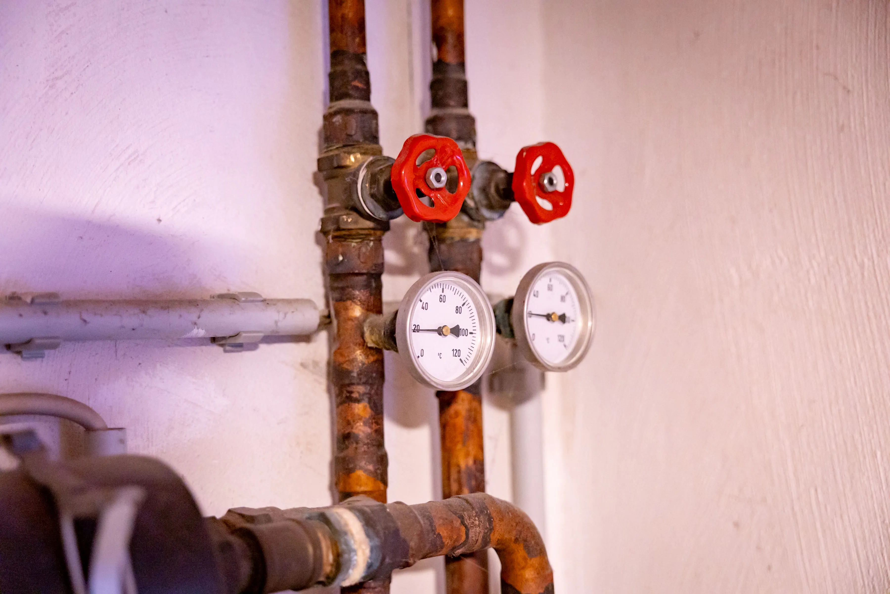 Heizungsrohre mit Ventilen und Druckmesser