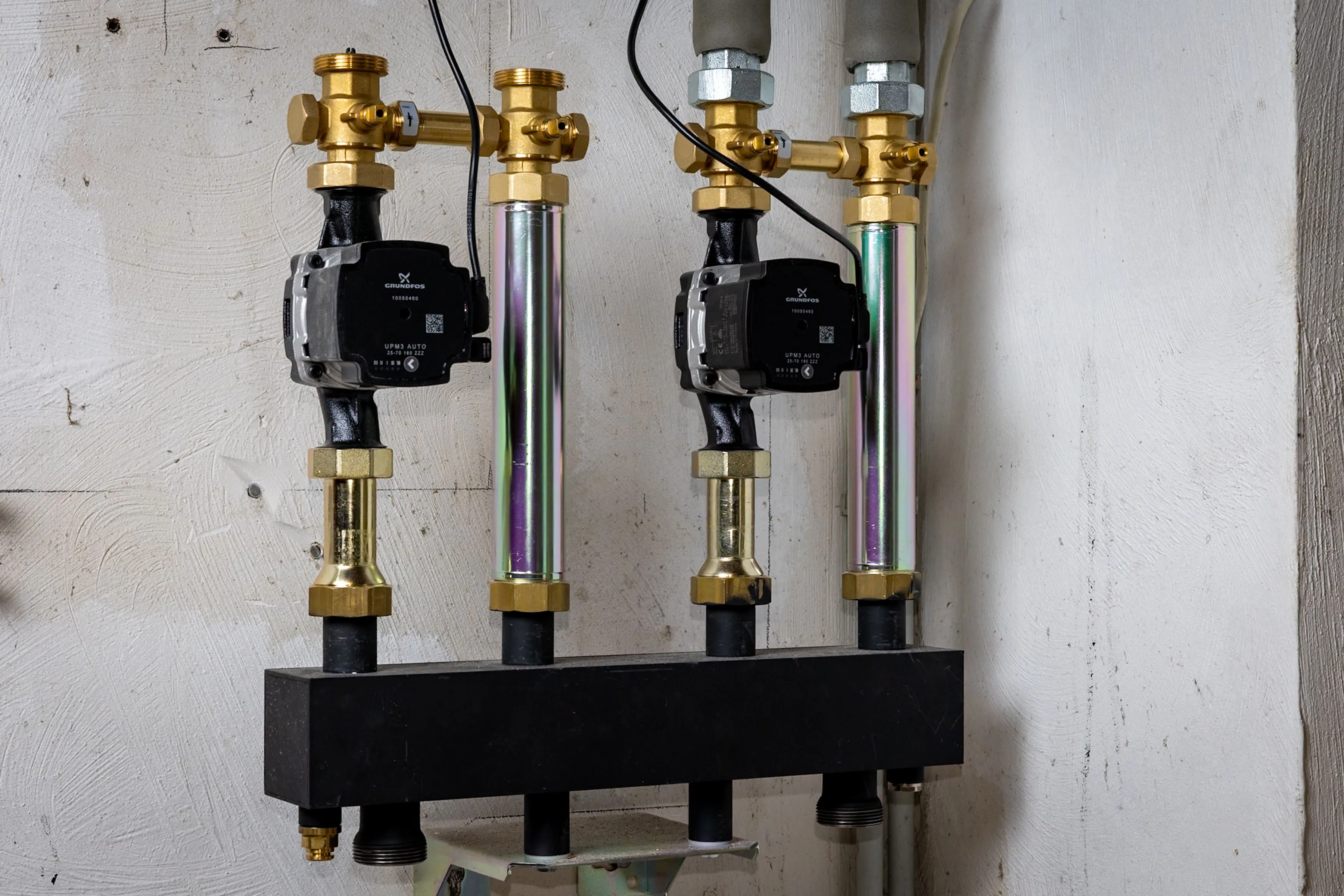 Moderne Heizungsanlage mit Rohren