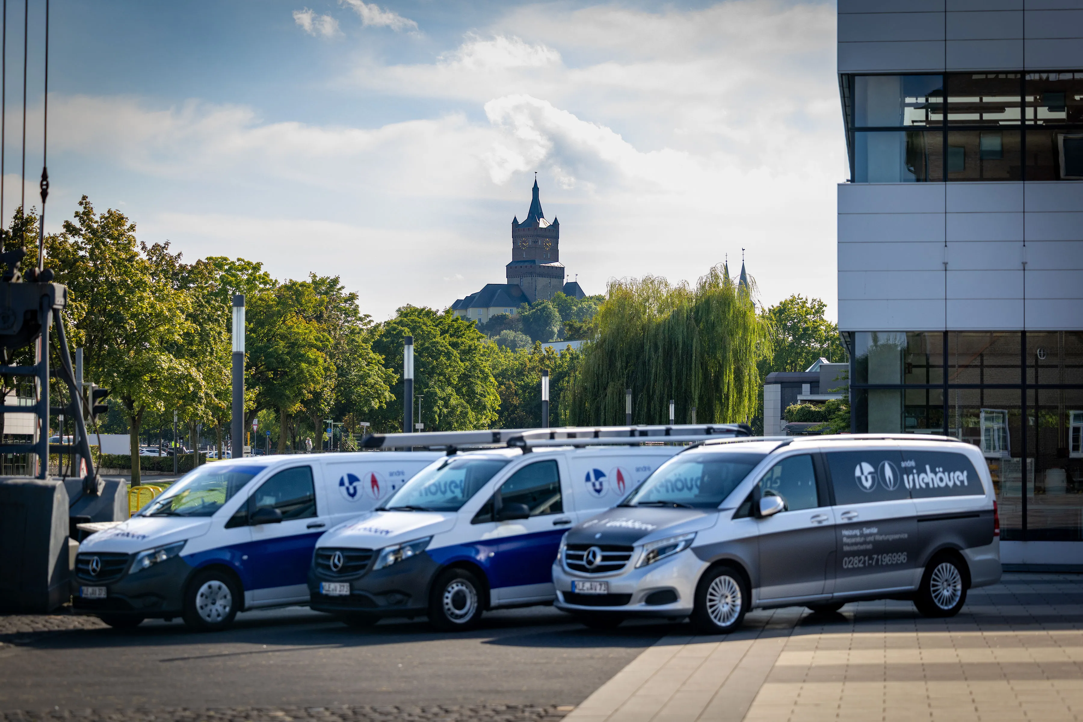 Firmenwagen Viehöver vor Schwanenburg