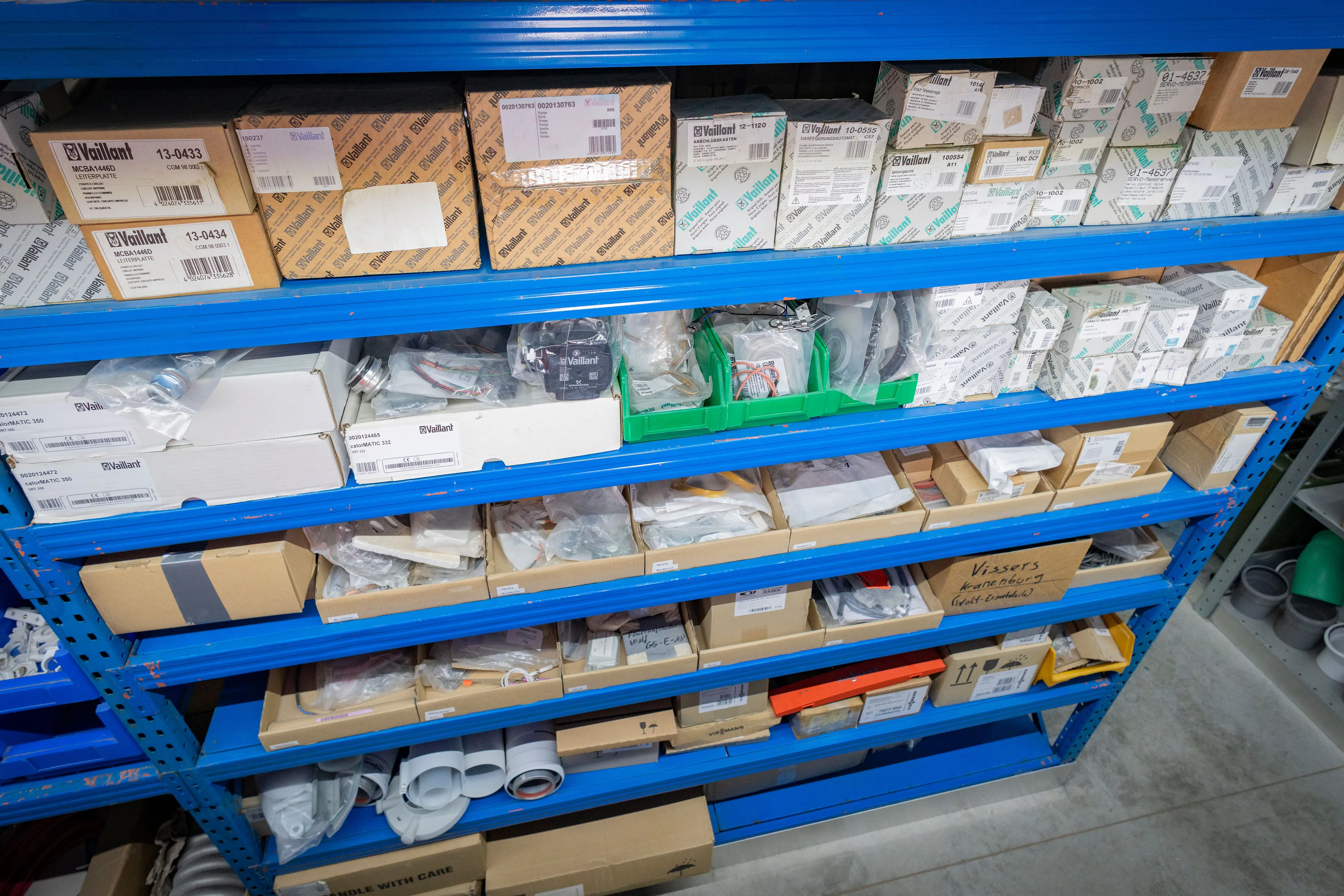 Sortierte Ersatzteile und Zubehör im SHK-Lager