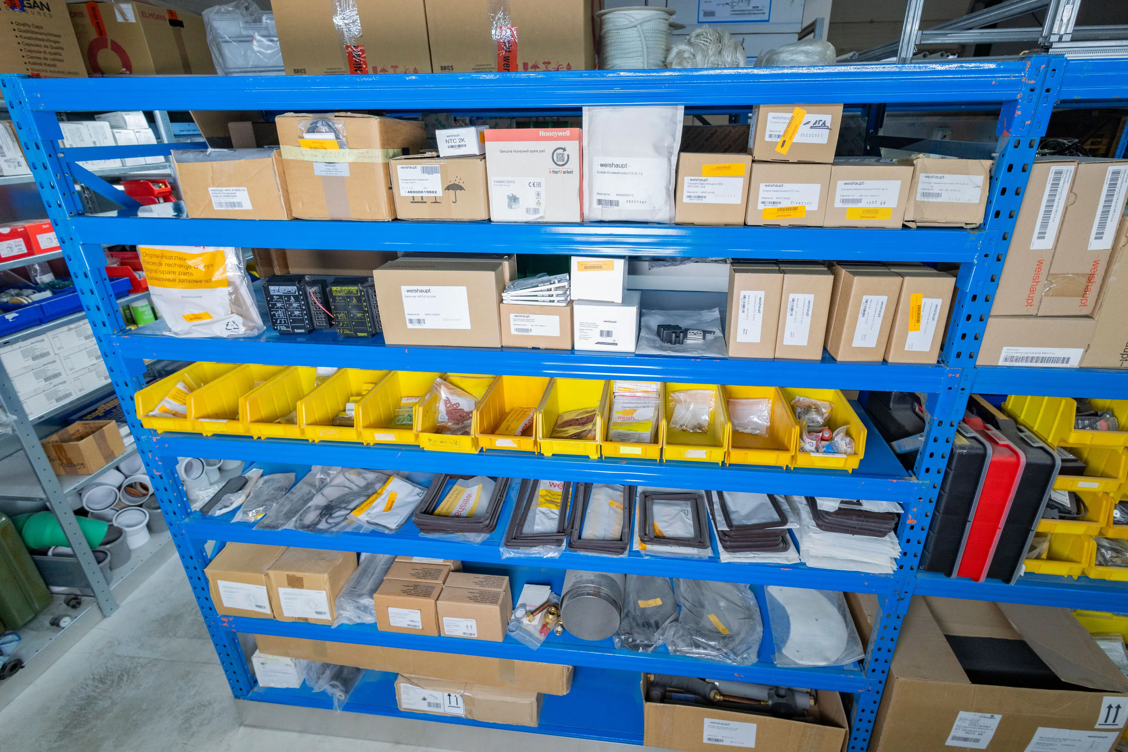 Lagerregale mit Vaillant-Ersatzteilen für schnelle Reparaturen
